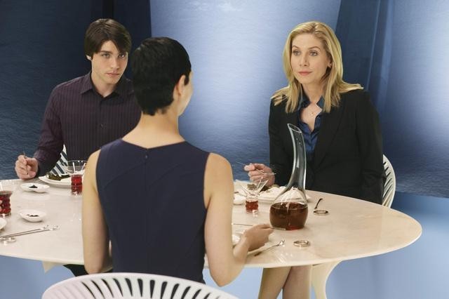 Still of Elizabeth Mitchell, Morena Baccarin and Logan Huffman in V (2009)