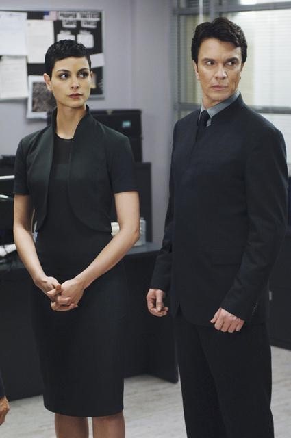Still of Christopher Shyer and Morena Baccarin in V (2009)