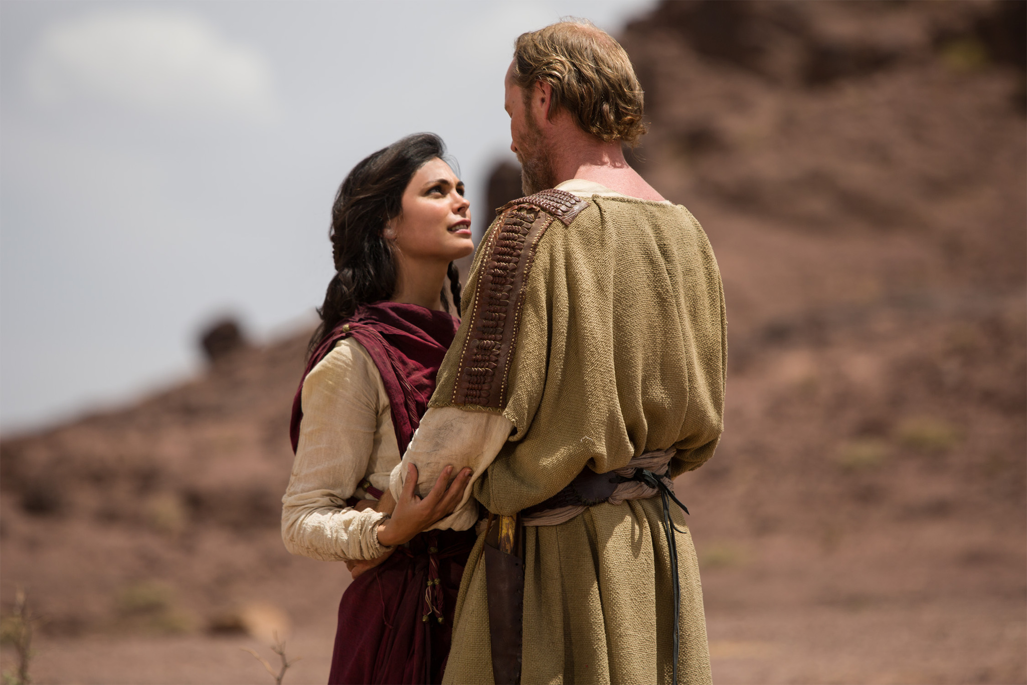 Still of Iain Glen and Morena Baccarin in The Red Tent (2014)