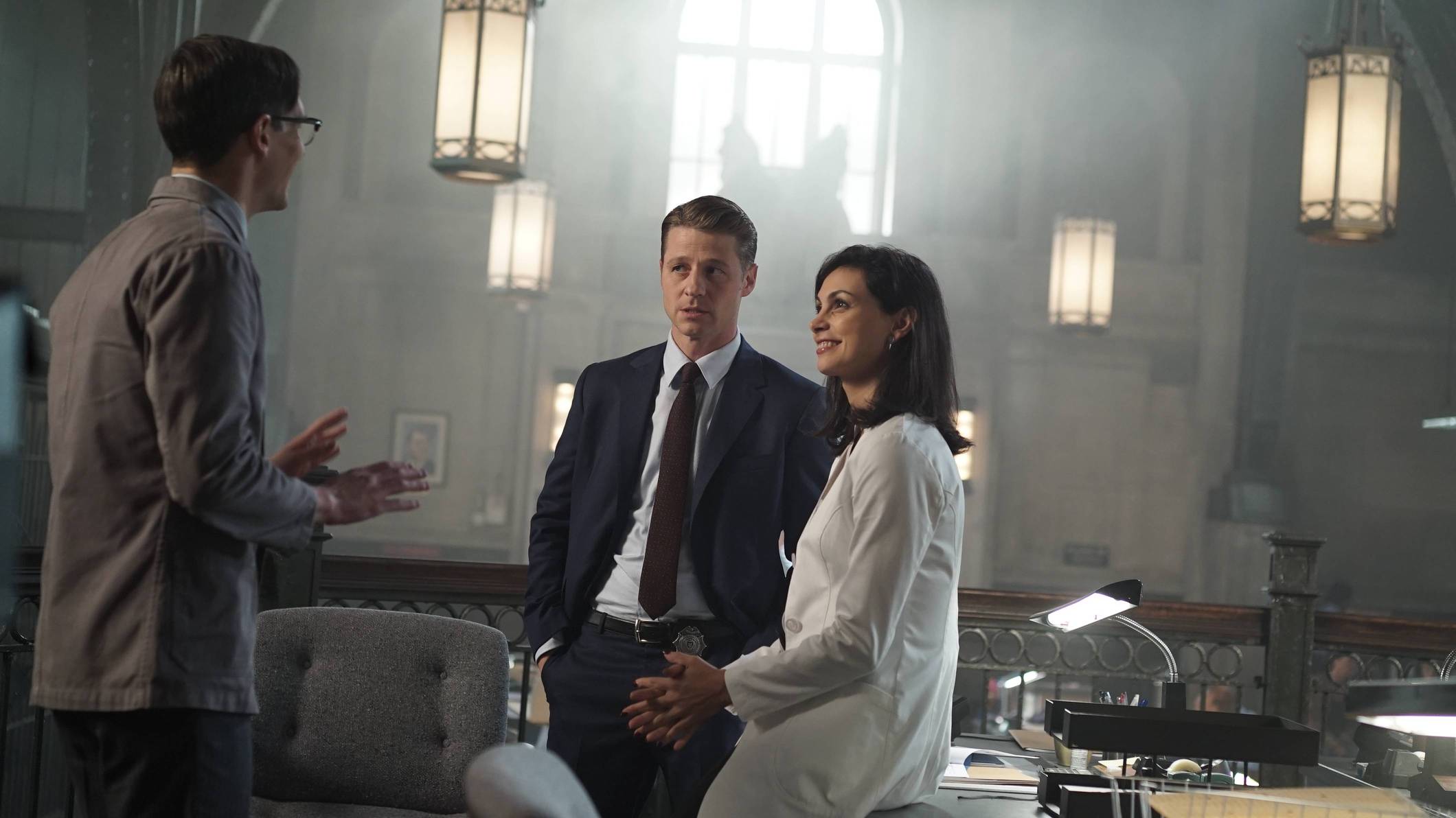 Still of Morena Baccarin, Ben McKenzie and Cory Michael Smith in Gotham (2014)