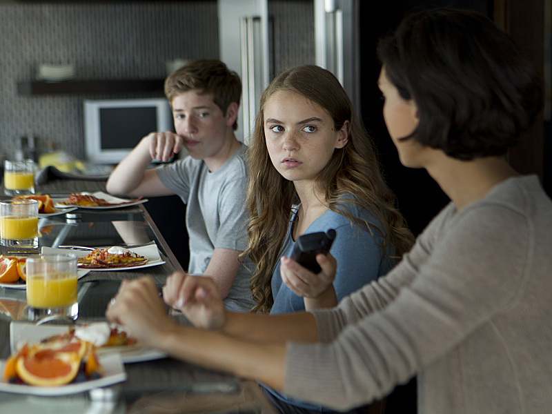 Still of Morena Baccarin, Jackson Pace and Morgan Saylor in Tevyne (2011)