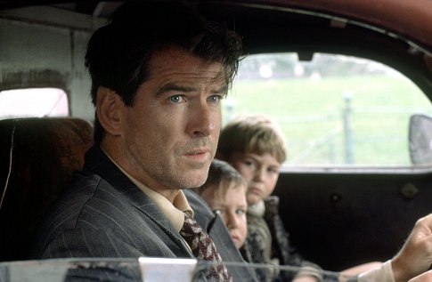Still of Pierce Brosnan, Hugh McDonagh and Niall Beagan in Evelyn (2002)