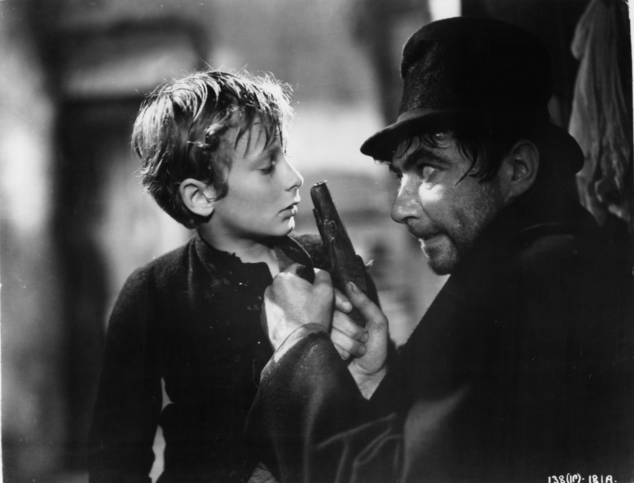 Still of John Howard Davies and Robert Newton in Oliver Twist (1948)