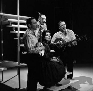 Sid Dolgay, Jerry Goodis, Simone Johnston, Jerry Gray and The Travellers in The Travellers: This Land Is Your Land (2001)