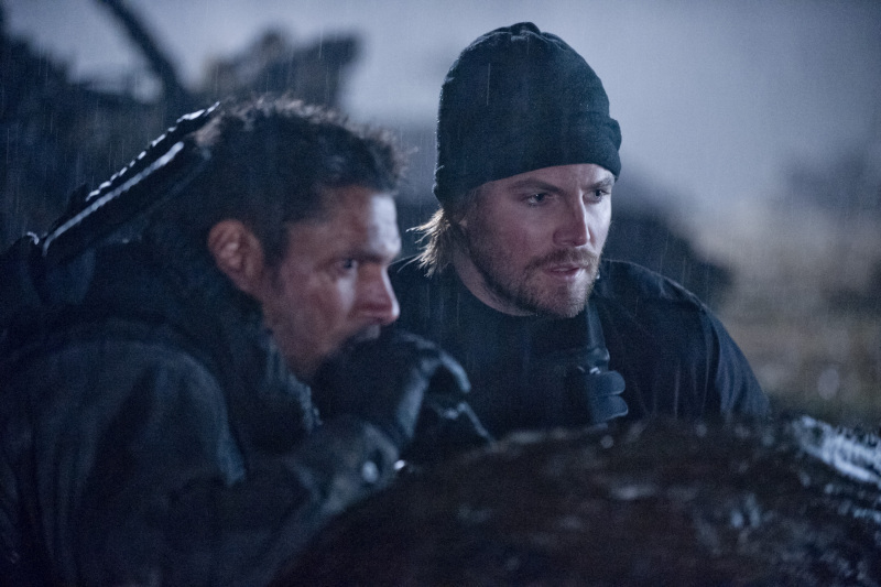 Still of Manu Bennett and Stephen Amell in Strele (2012)