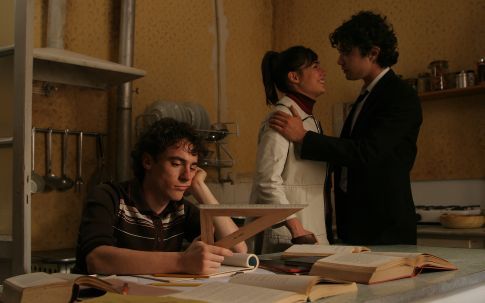 Still of Elio Germano, Diane Fleri and Riccardo Scamarcio in Mio fratello è figlio unico (2007)