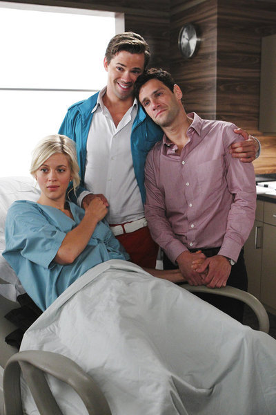 Still of Justin Bartha, Andrew Rannells and Trae Patton in Nauja norma (2012)