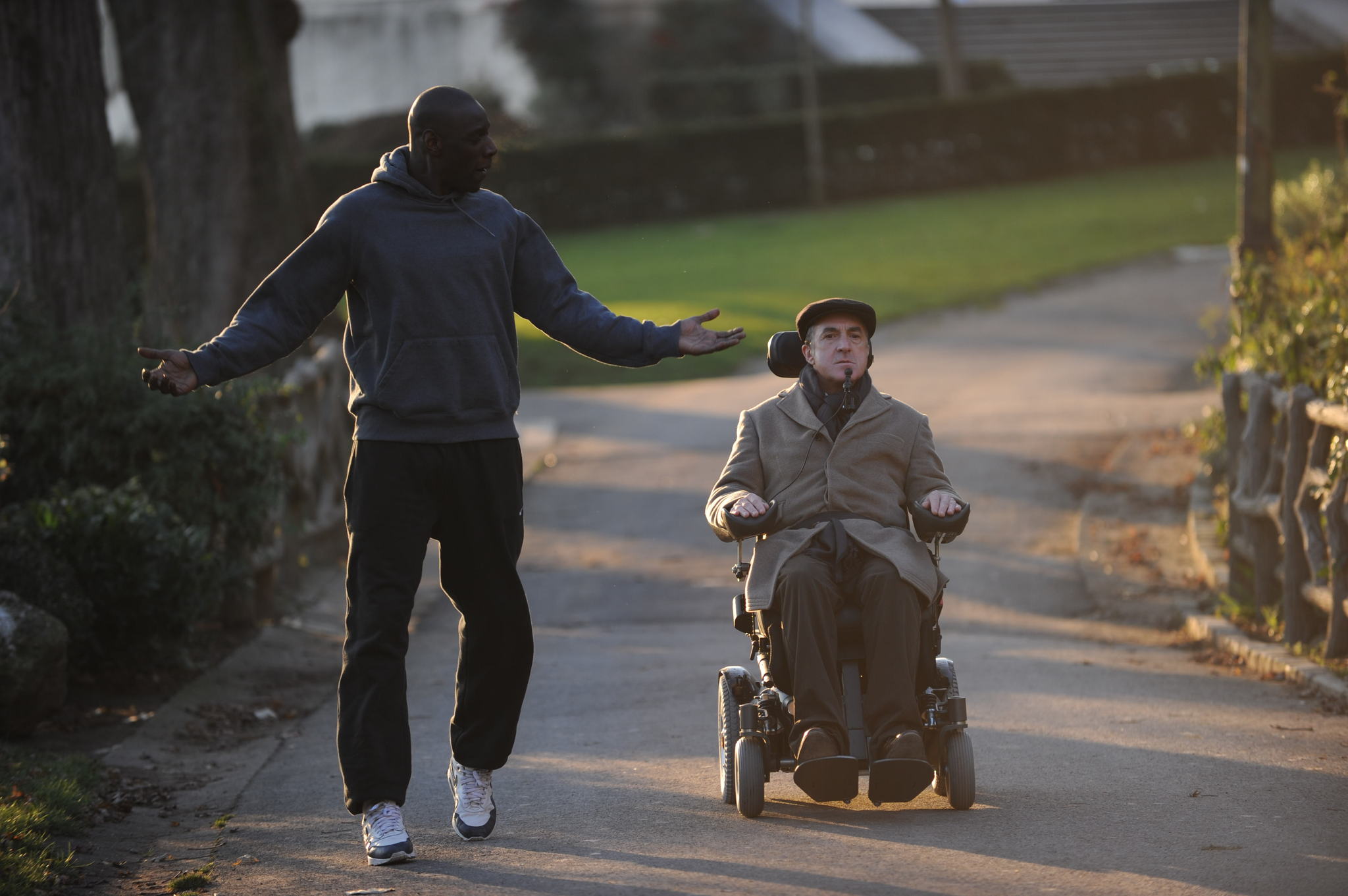 Still of François Cluzet and Omar Sy in Nelieciamieji (2011)