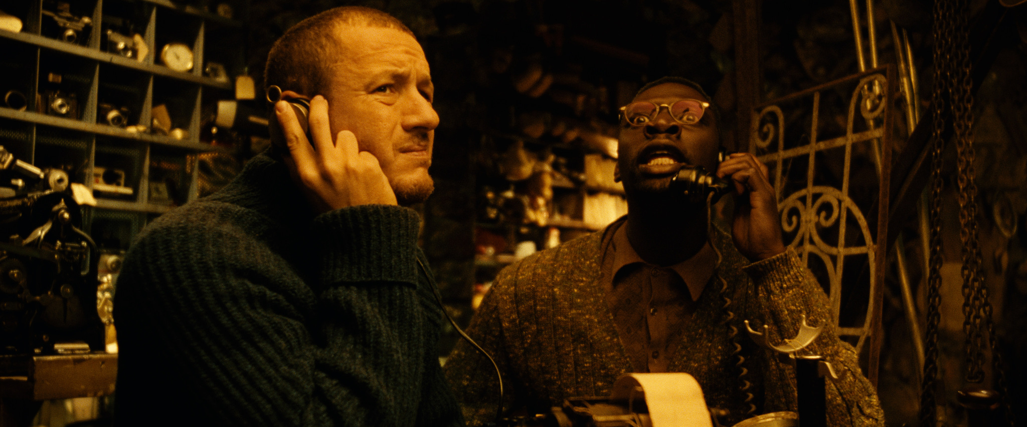 Still of Dany Boon and Omar Sy in Micmacs à tire-larigot (2009)