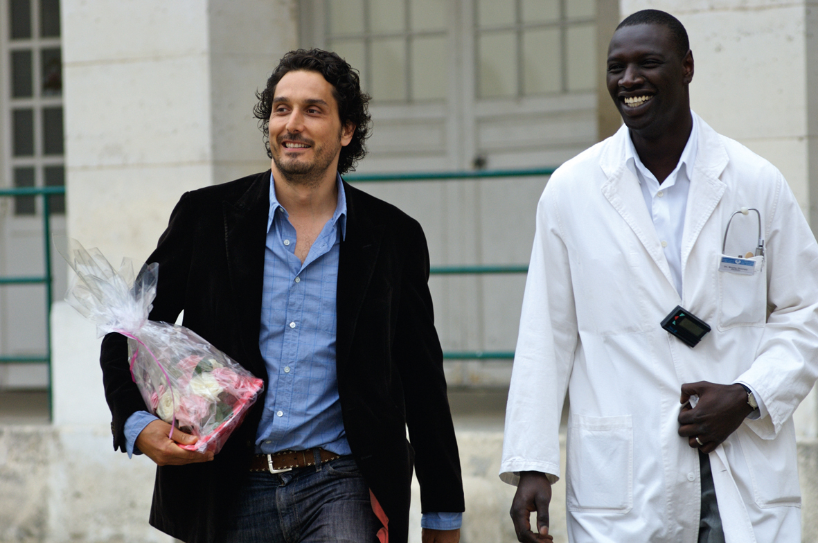 Still of Vincent Elbaz and Omar Sy in Tellement proches (2009)