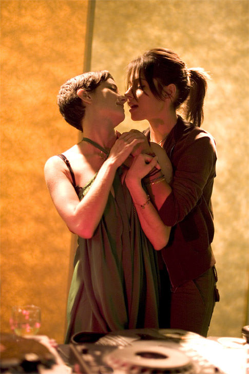 Still of Mia Kirshner and Sarah Shahi in The L Word (2004)