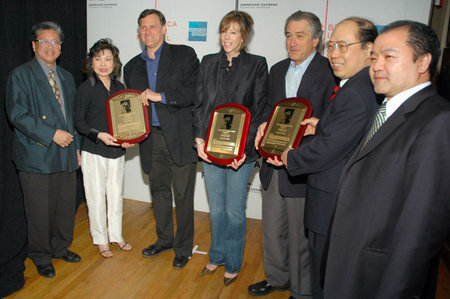 L-R, Paul J.Q. Lee, Janny S.Y. Lee, Craig Hatkoff, Jane Rosenthal, Robert DeNiro, Justin Yu, Philip Wu, Lin Sing Association, Joseph Temeczko Award