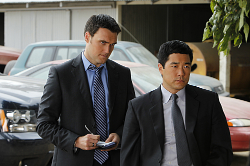 Still of Tim Kang and Owain Yeoman in Mentalistas (2008)