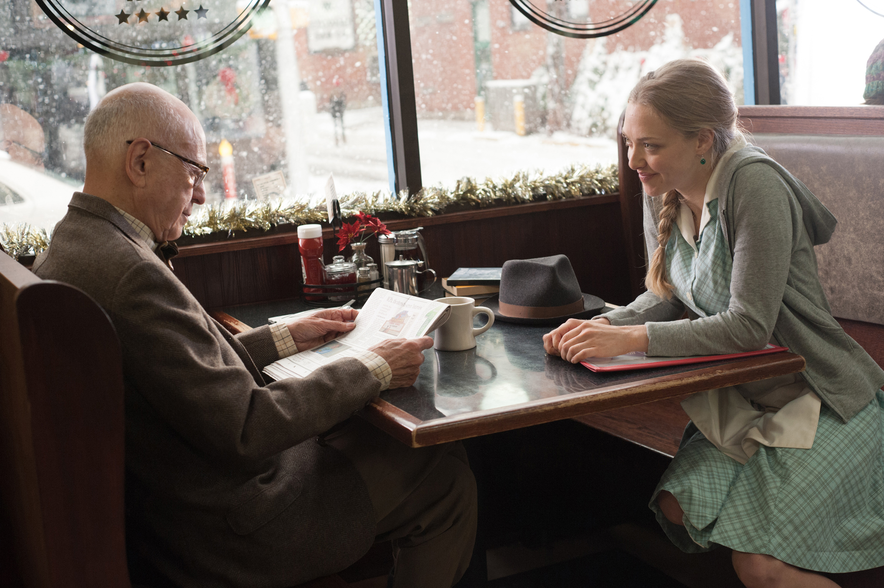 Still of Alan Arkin and Amanda Seyfried in Love the Coopers (2015)