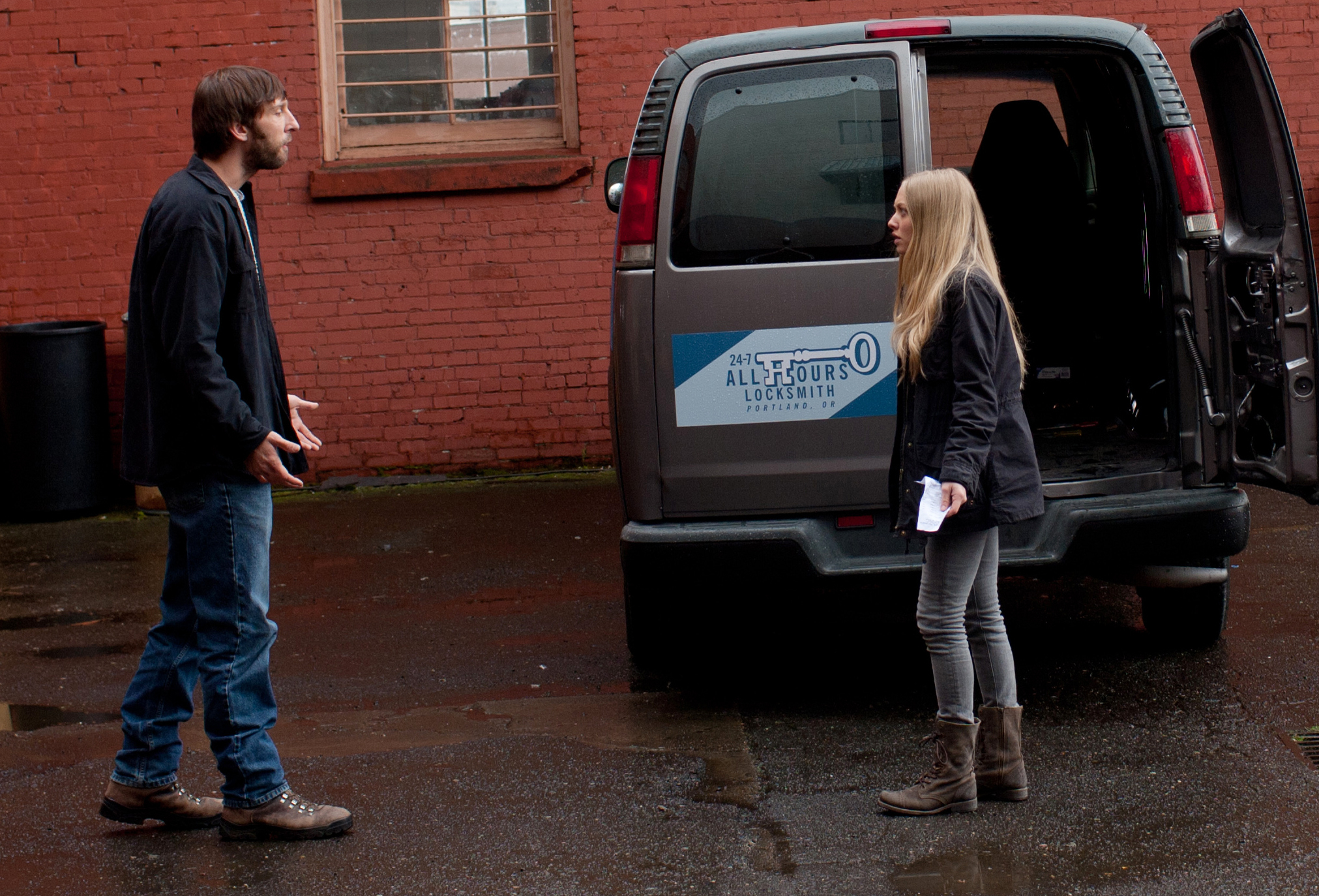 Still of Joel David Moore and Amanda Seyfried in 12 vilties valandu (2012)