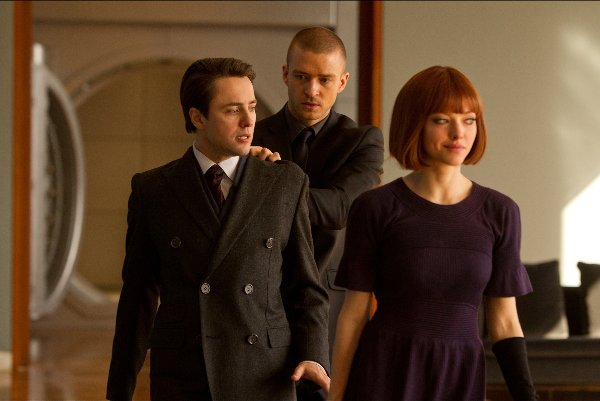 Still of Justin Timberlake, Vincent Kartheiser and Amanda Seyfried in Ikalinti laike (2011)