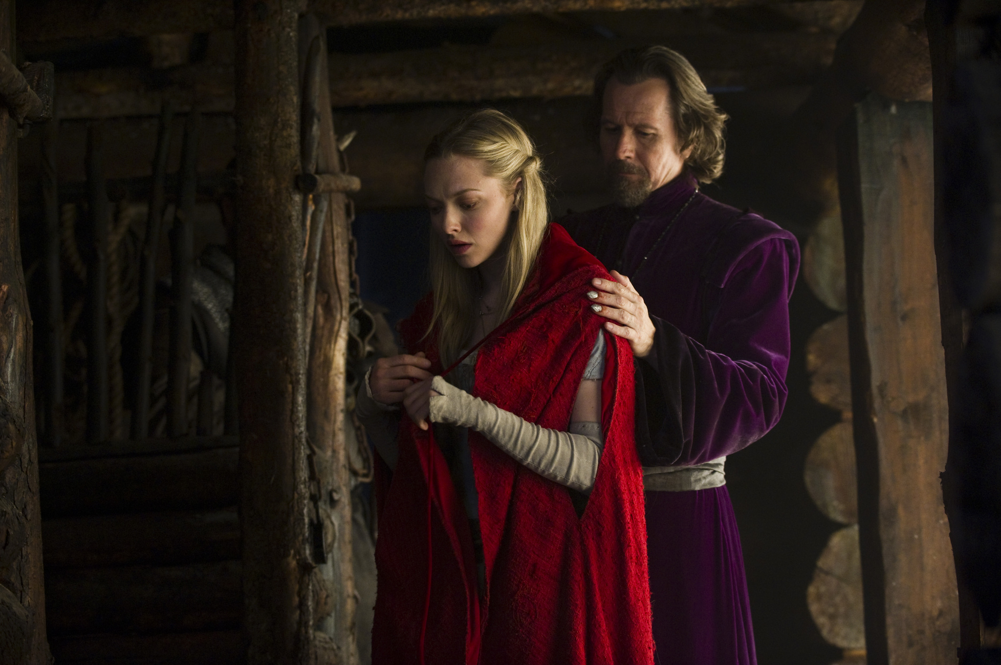 Still of Gary Oldman and Amanda Seyfried in Raudonkepuraite (2011)