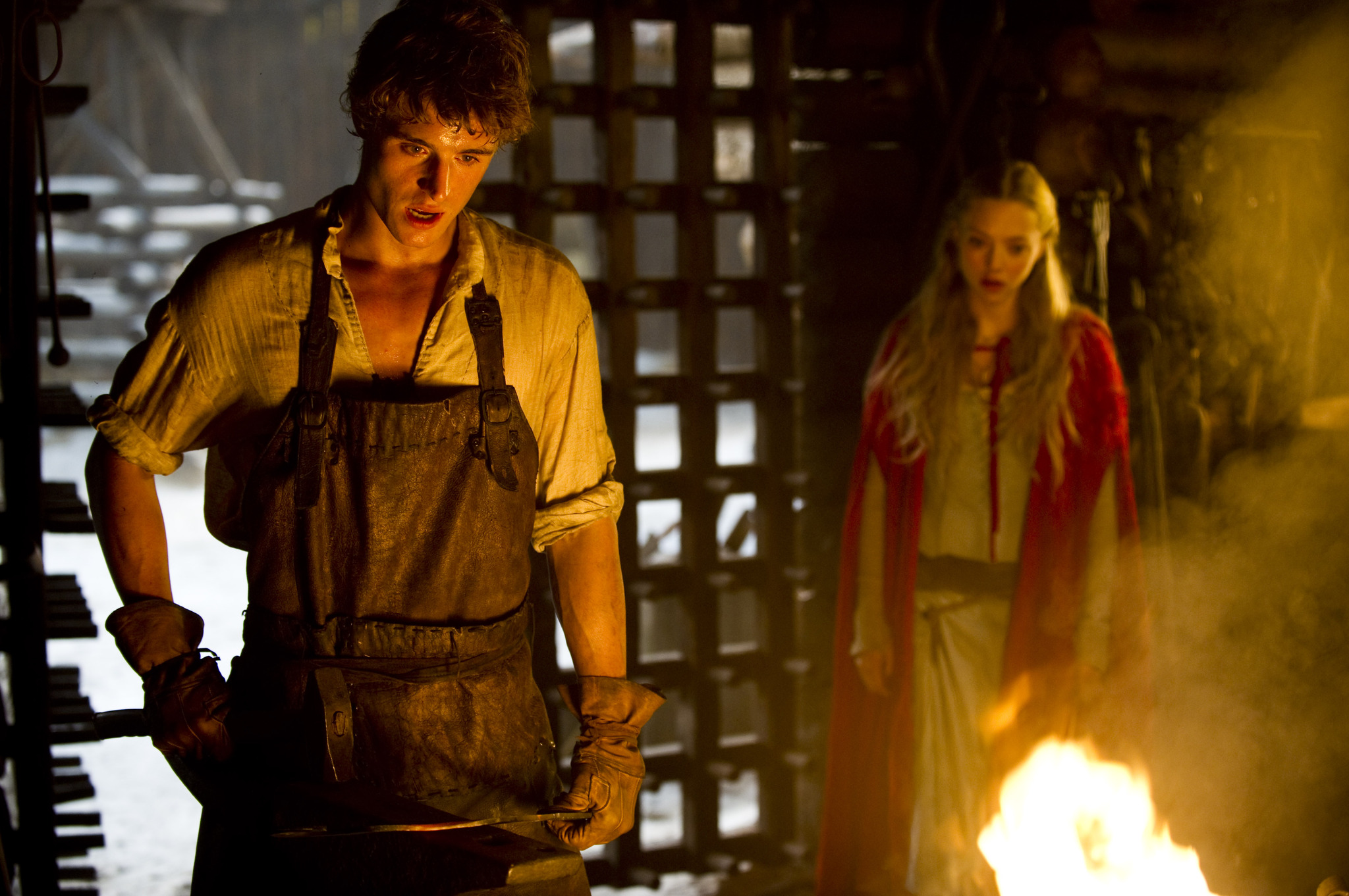 Still of Amanda Seyfried and Max Irons in Raudonkepuraite (2011)