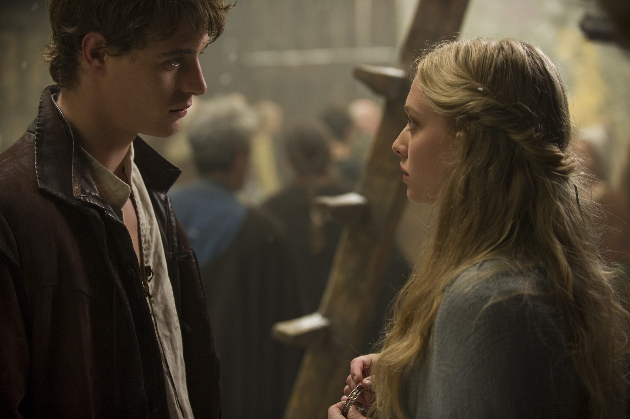 Still of Amanda Seyfried and Max Irons in Raudonkepuraite (2011)