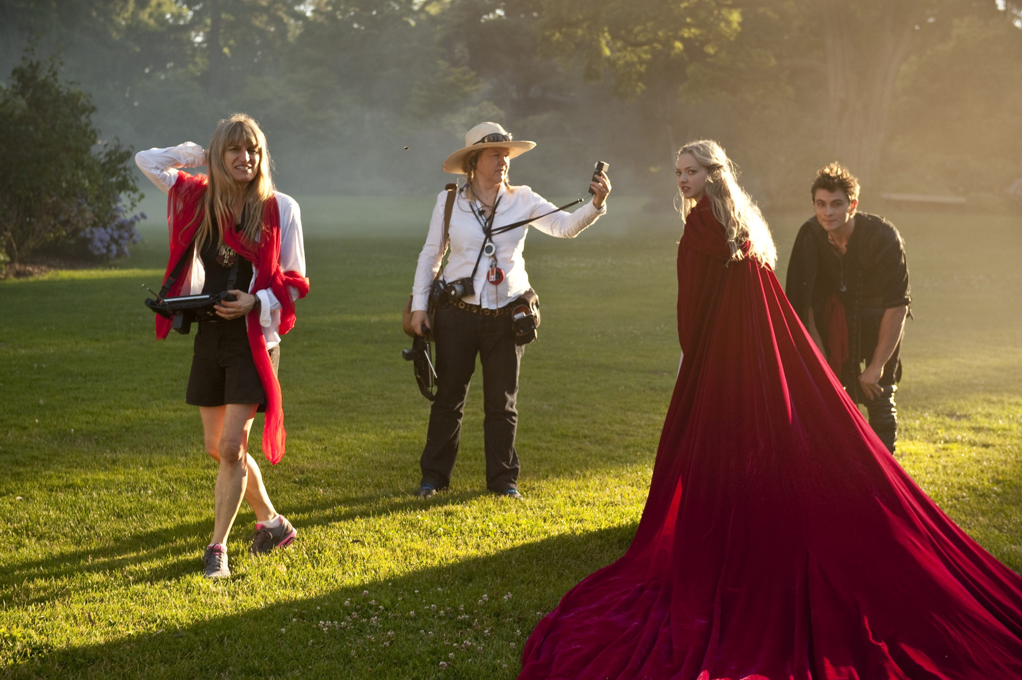 Still of Catherine Hardwicke, Mandy Walker, Amanda Seyfried and Shiloh Fernandez in Raudonkepuraite (2011)