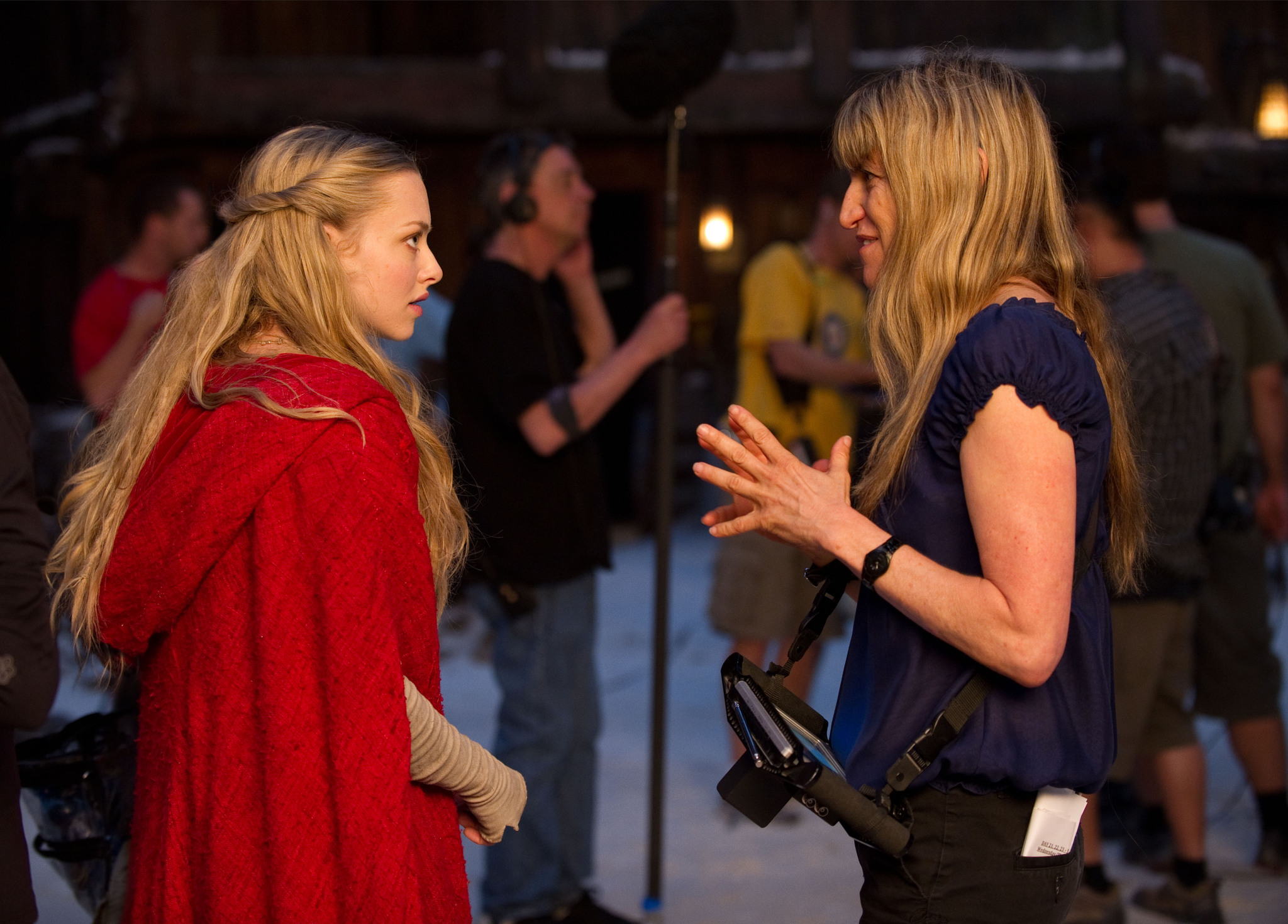 Still of Catherine Hardwicke and Amanda Seyfried in Raudonkepuraite (2011)