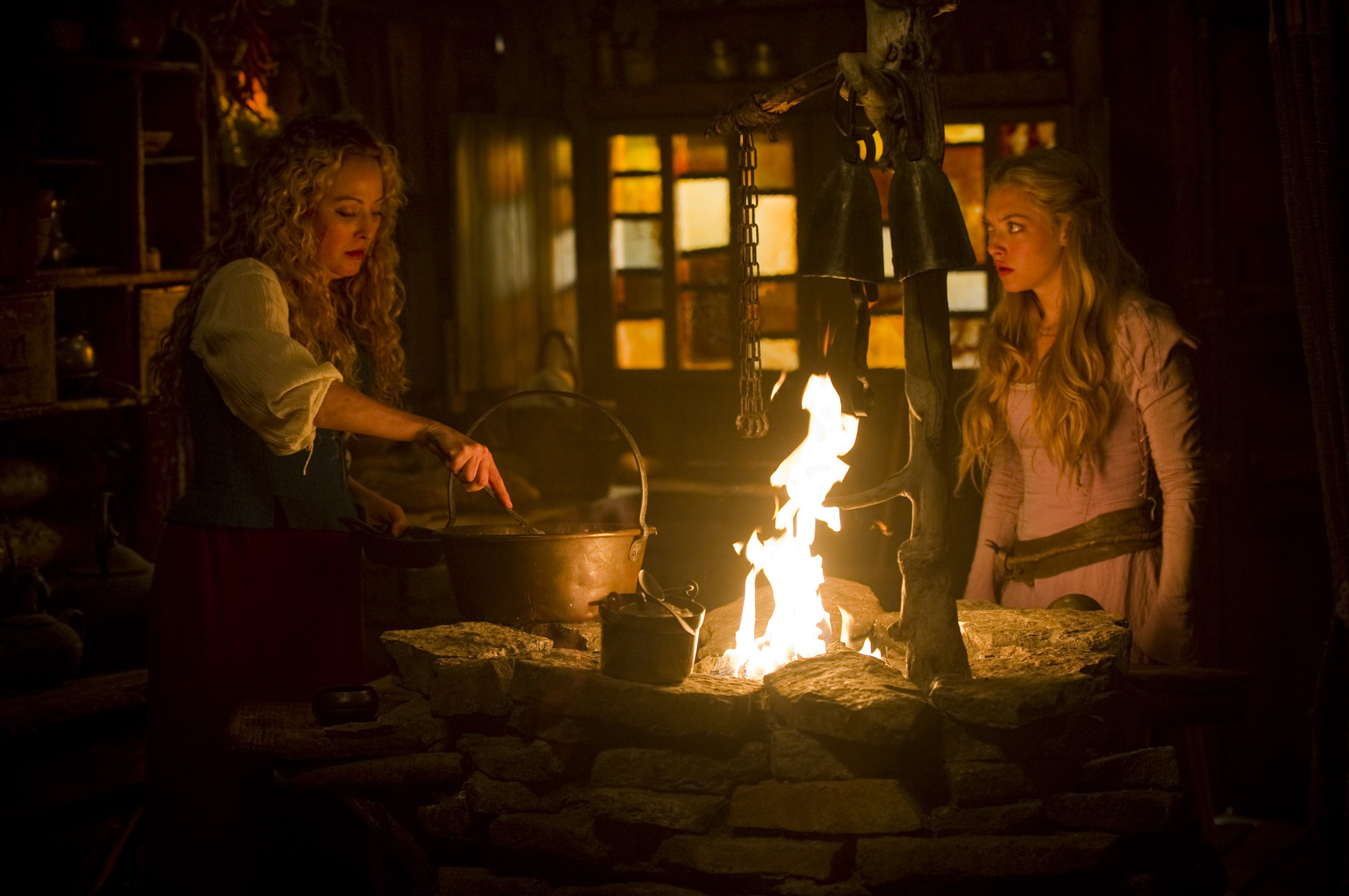 Still of Virginia Madsen and Amanda Seyfried in Raudonkepuraite (2011)