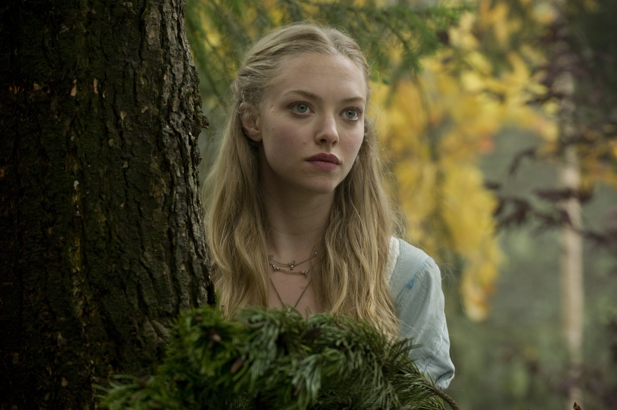 Still of Amanda Seyfried in Raudonkepuraite (2011)