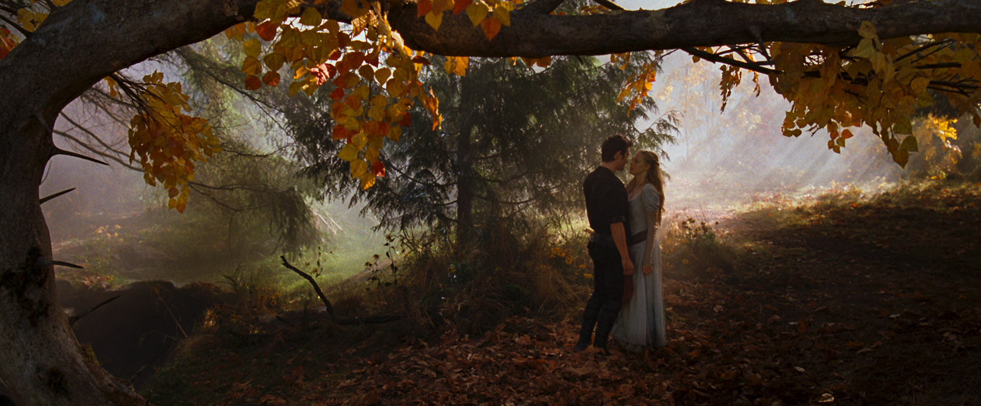 Still of Amanda Seyfried and Shiloh Fernandez in Raudonkepuraite (2011)