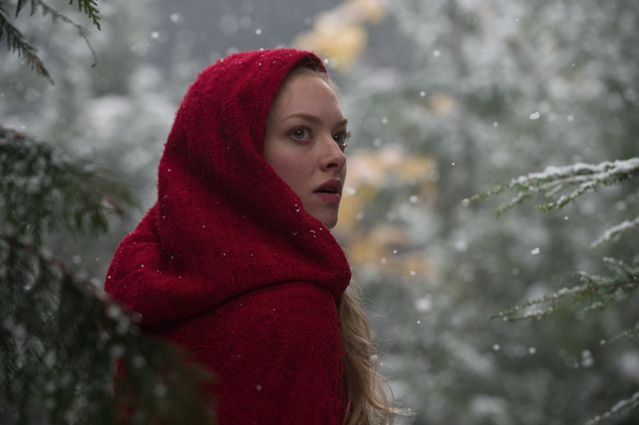 Still of Amanda Seyfried in Raudonkepuraite (2011)