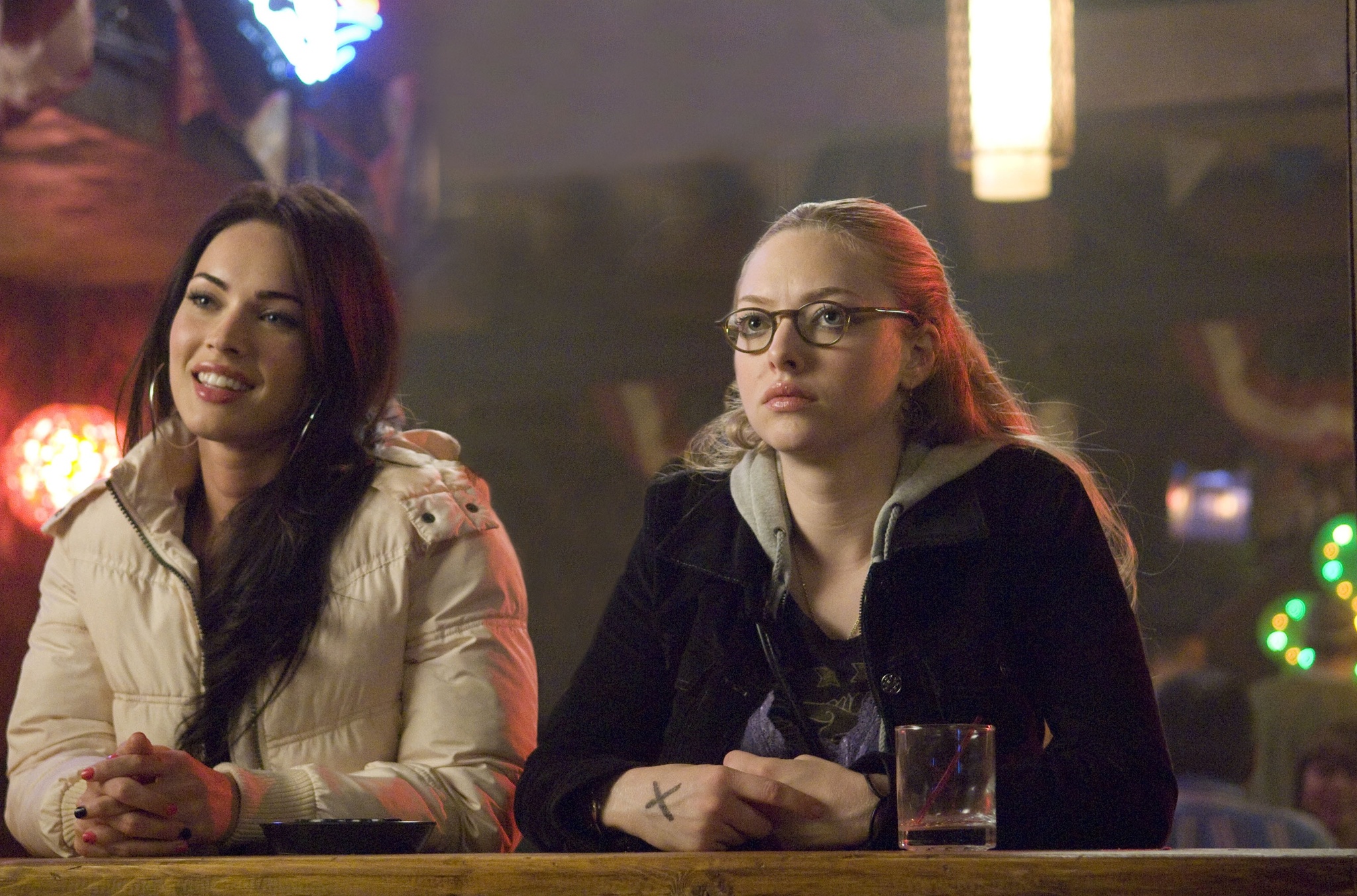 Still of Megan Fox and Amanda Seyfried in Dzeniferes kunas (2009)