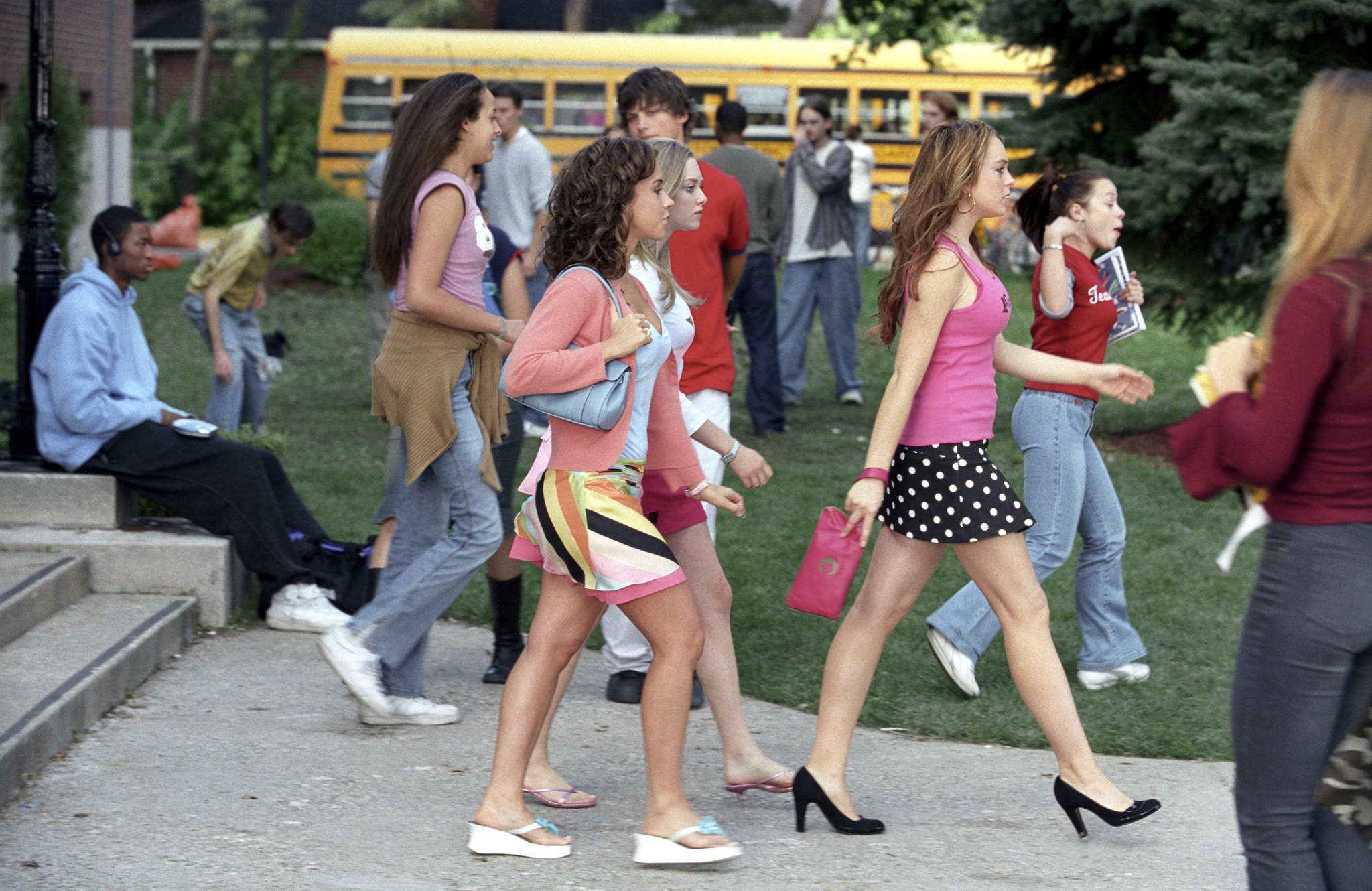 Still of Lacey Chabert, Lindsay Lohan and Amanda Seyfried in Naujoke (2004)