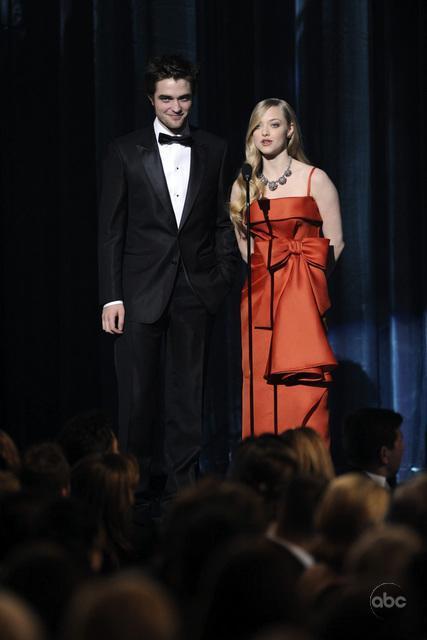 Still of Amanda Seyfried and Robert Pattinson in The 81st Annual Academy Awards (2009)