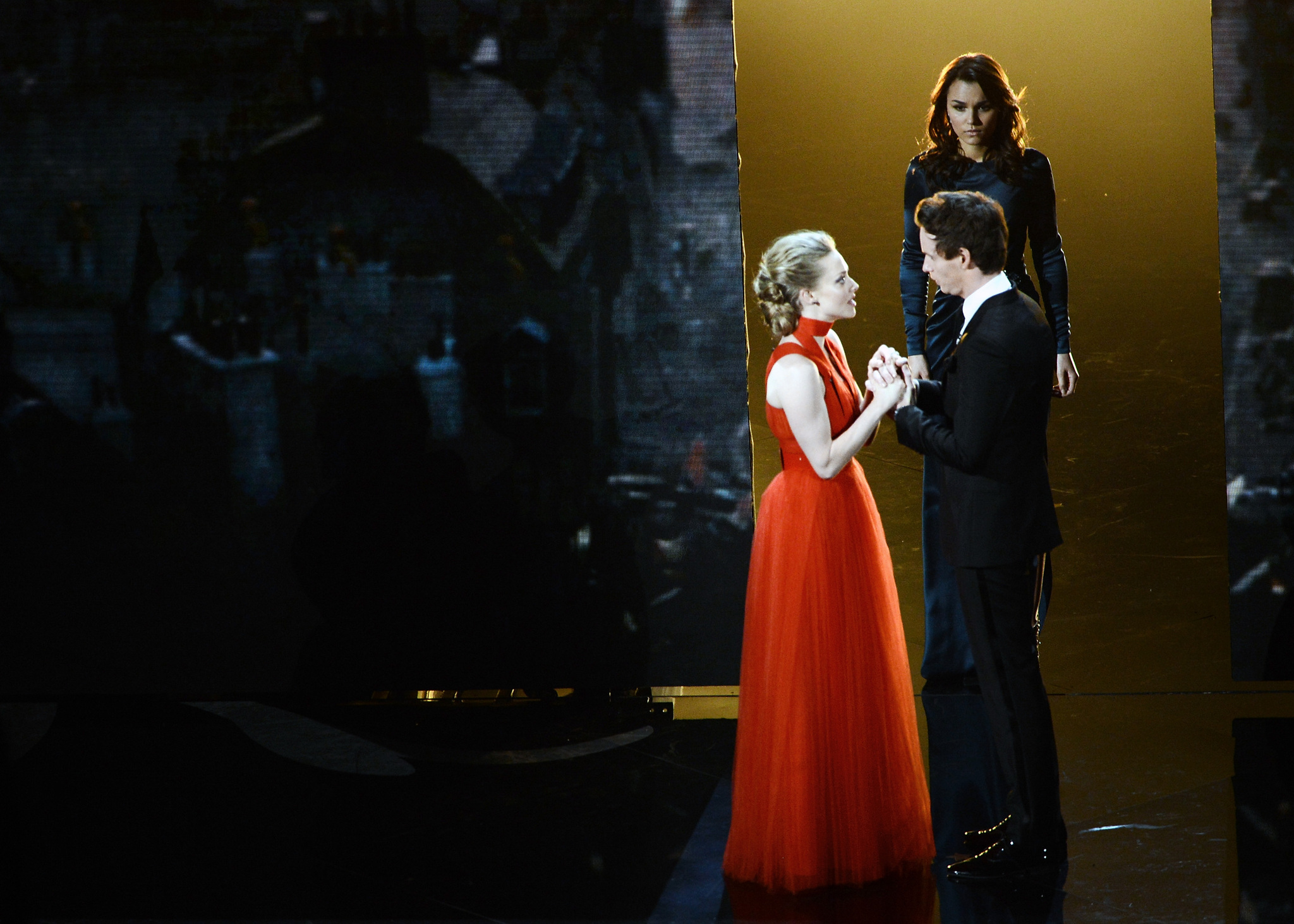 Amanda Seyfried, Eddie Redmayne and Samantha Barks at event of The Oscars (2013)