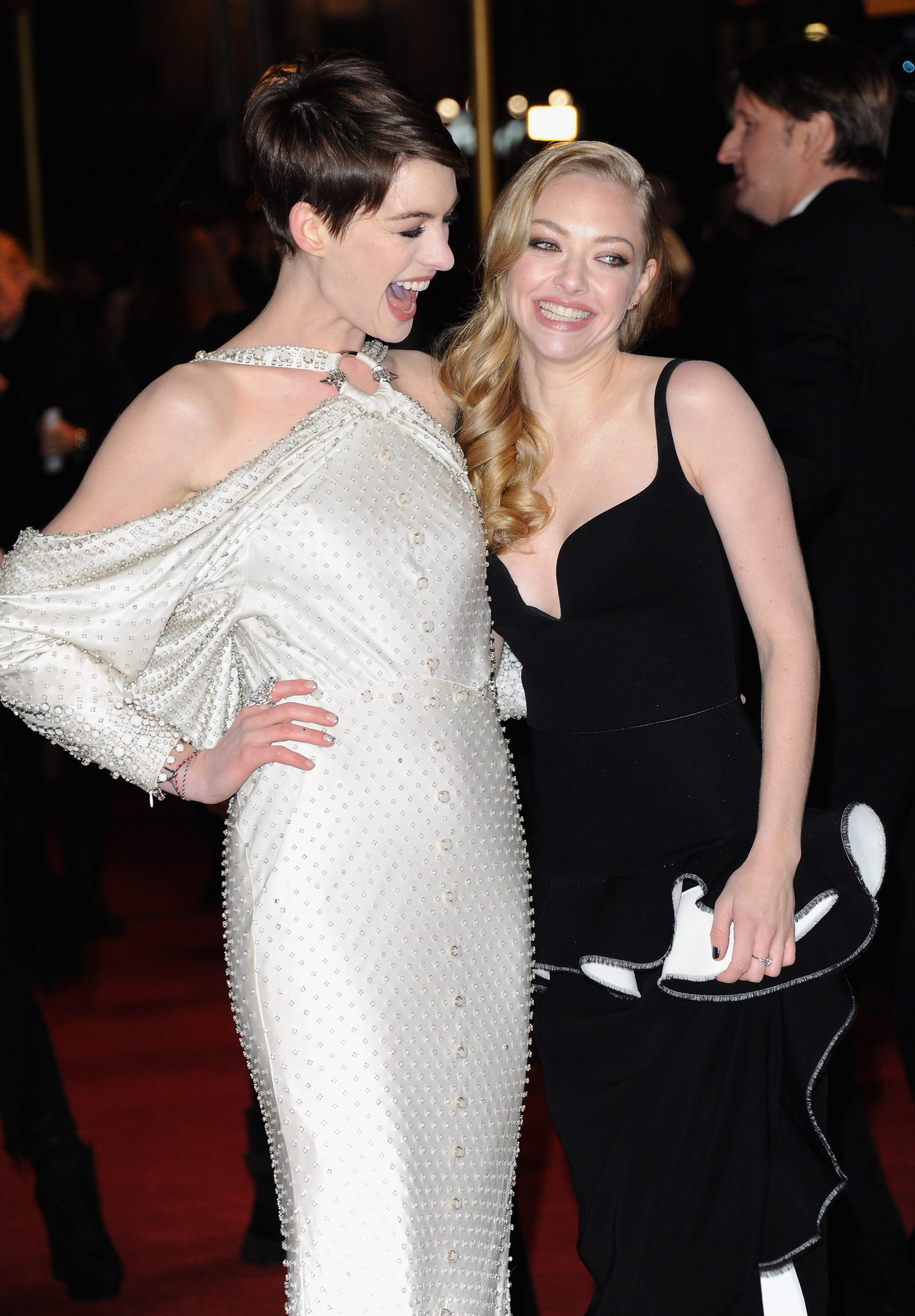 Anne Hathaway and Amanda Seyfried at event of Vargdieniai (2012)