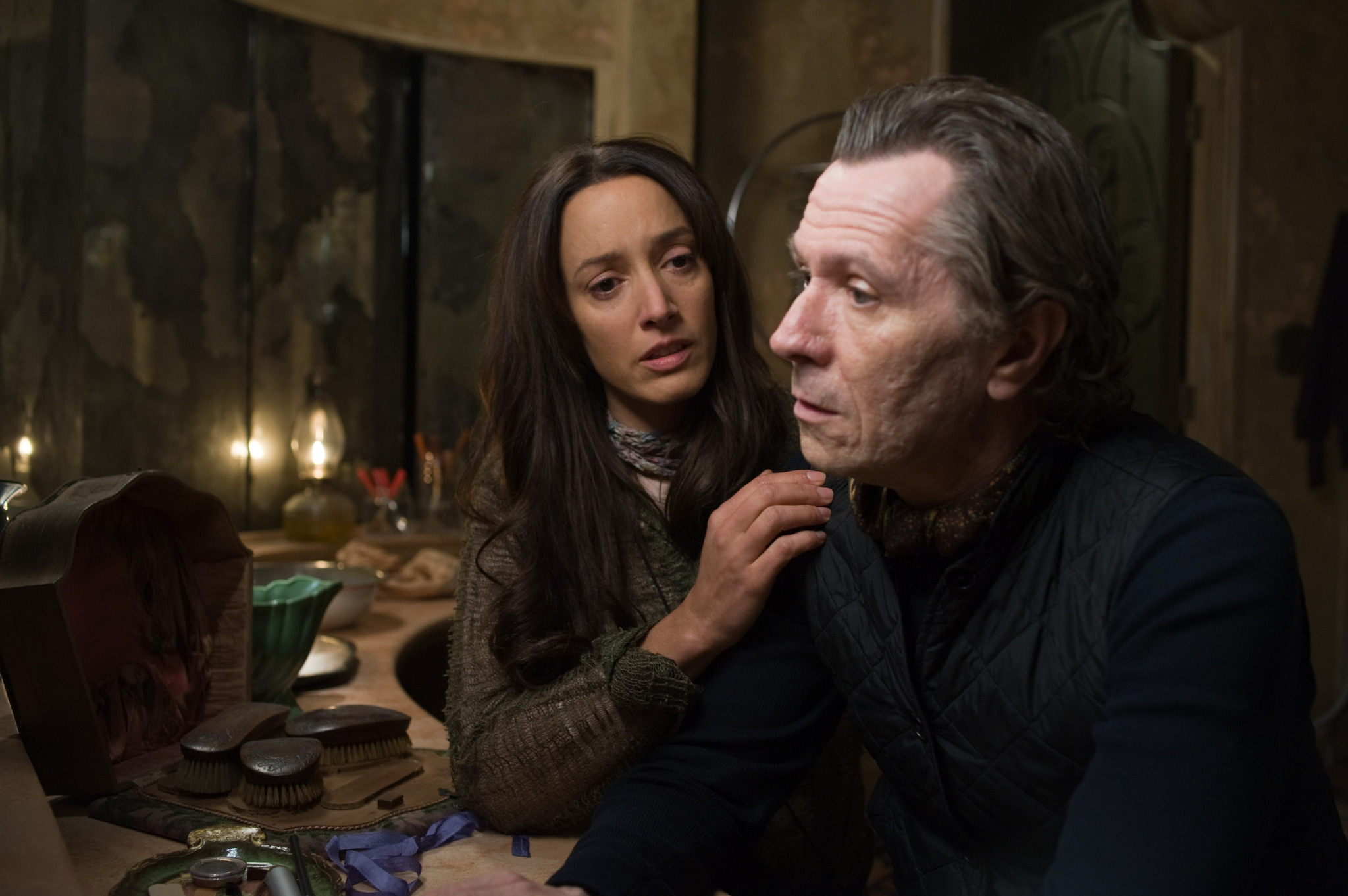 Still of Gary Oldman and Jennifer Beals in Elijaus knyga (2010)