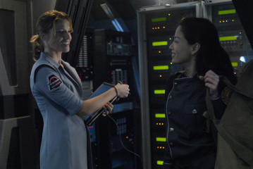 Still of Tricia Helfer and Stephany Jacobsen in Battlestar Galactica: Razor (2007)