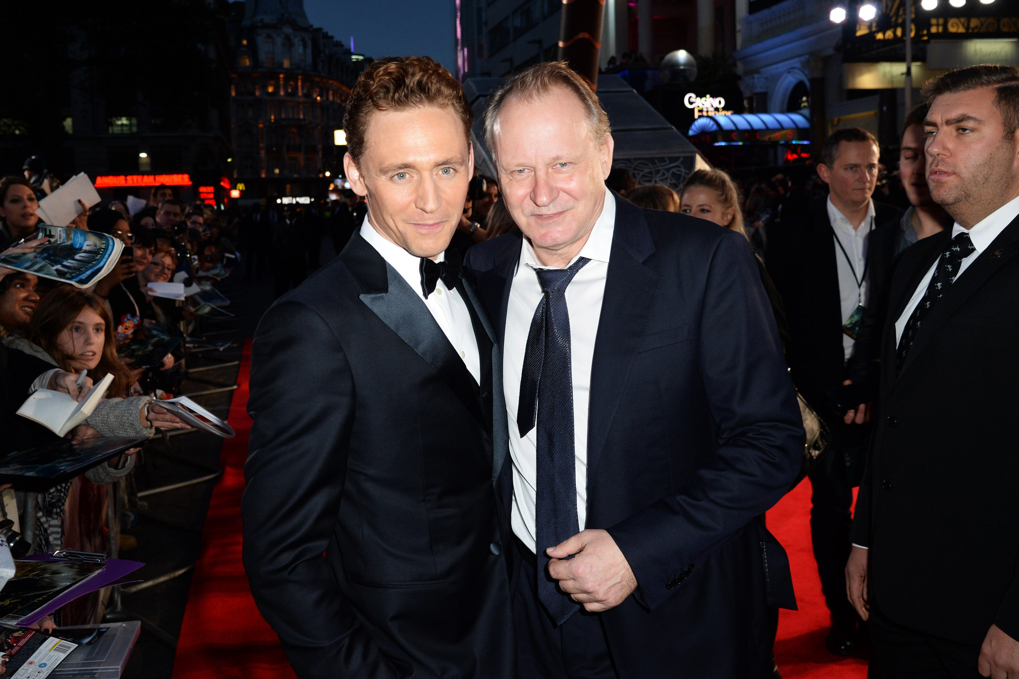 Stellan Skarsgård and Tom Hiddleston at event of Toras: Tamsos pasaulis (2013)