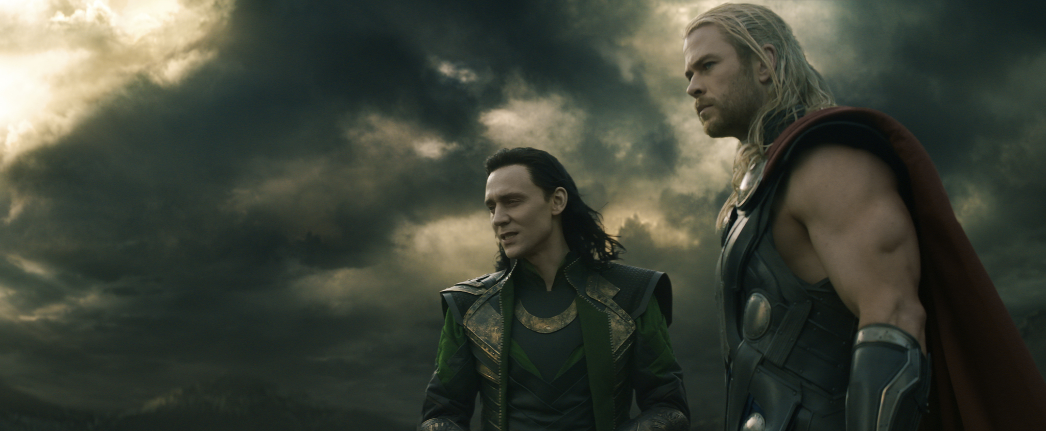 Still of Tom Hiddleston and Chris Hemsworth in Toras: Tamsos pasaulis (2013)