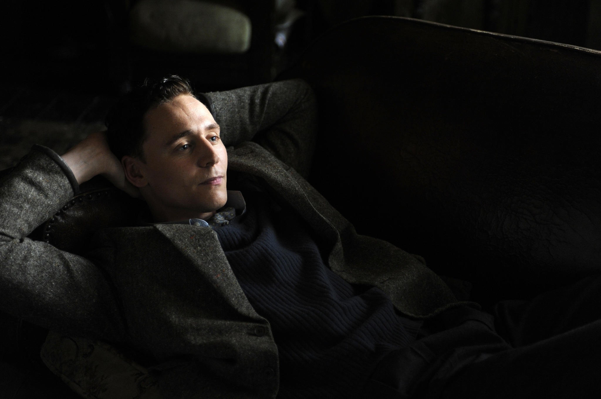 Still of Tom Hiddleston in The Deep Blue Sea (2011)