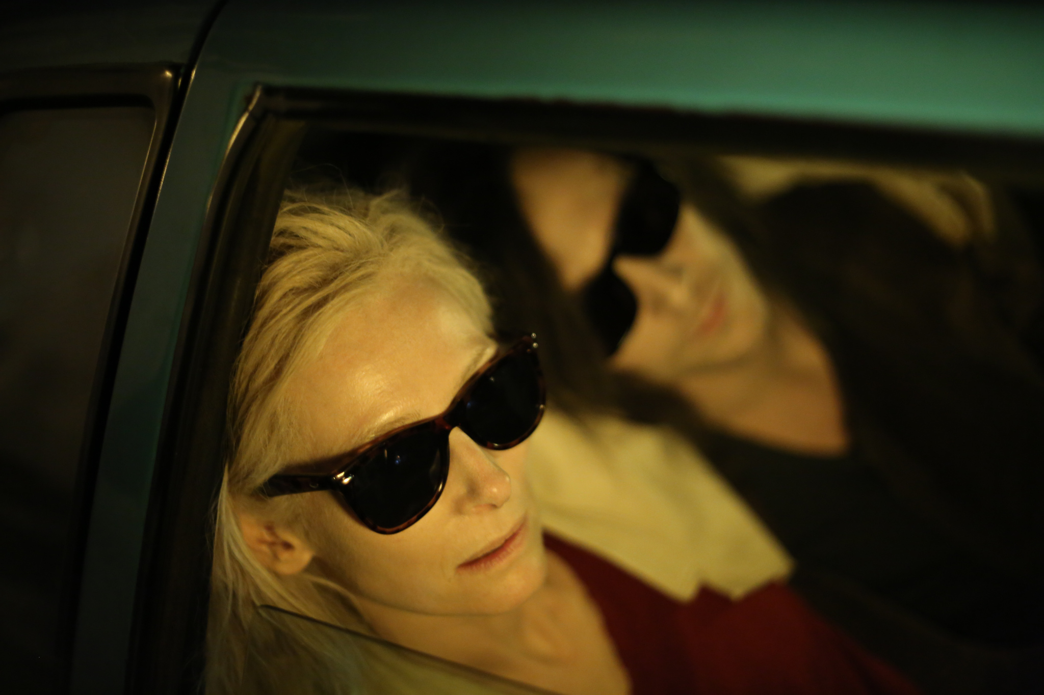 Still of Tilda Swinton and Tom Hiddleston in Isgyvena tik mylintys (2013)