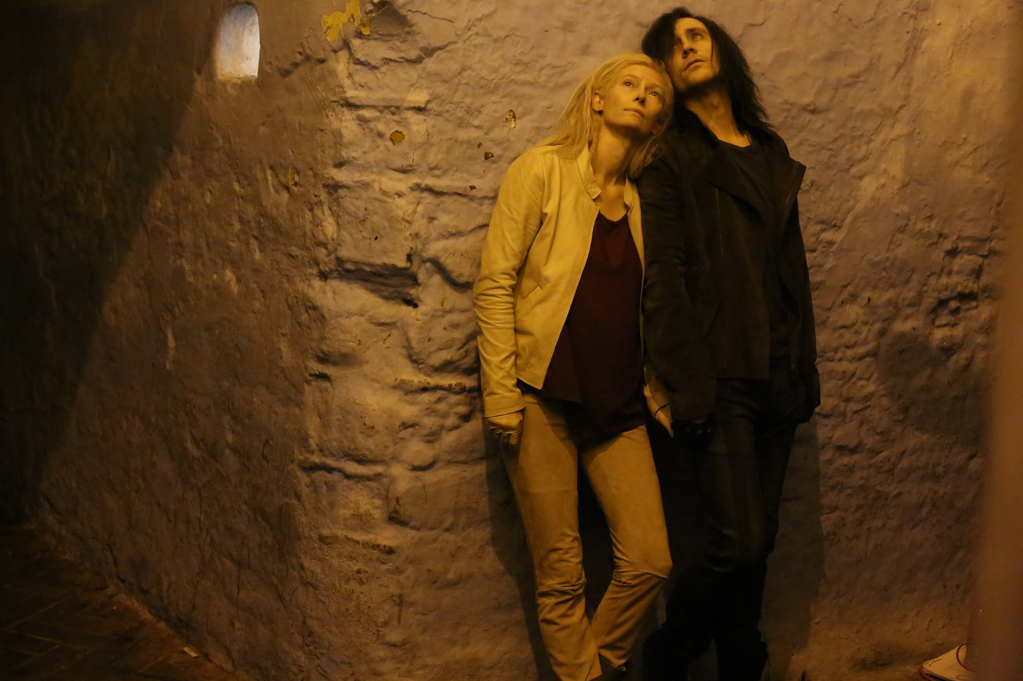 Still of Tilda Swinton and Tom Hiddleston in Isgyvena tik mylintys (2013)