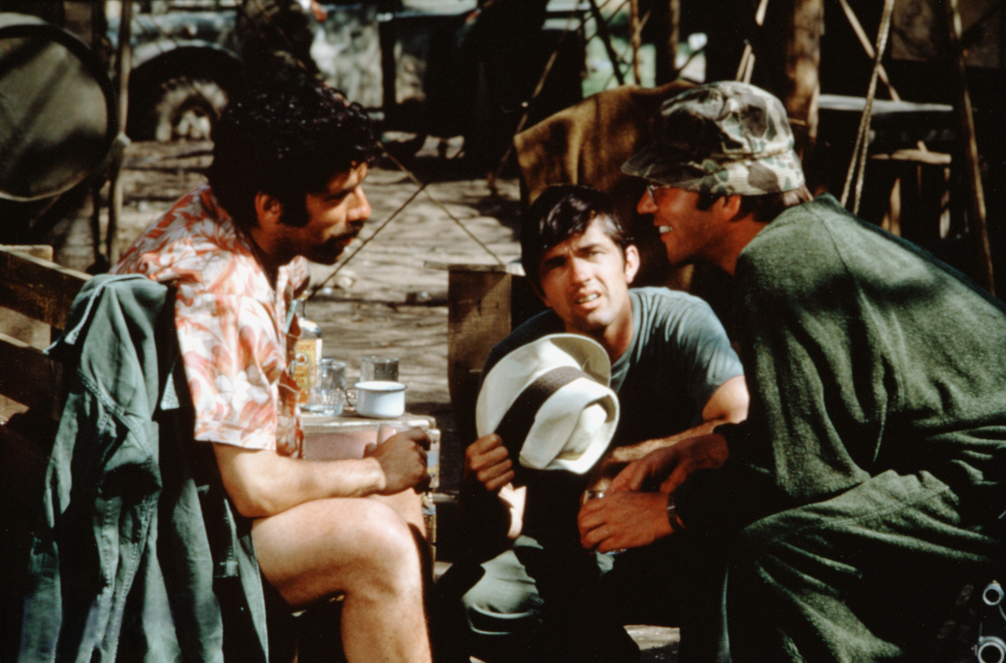 Still of Tom Skerritt, Donald Sutherland and Elliott Gould in MASH (1970)