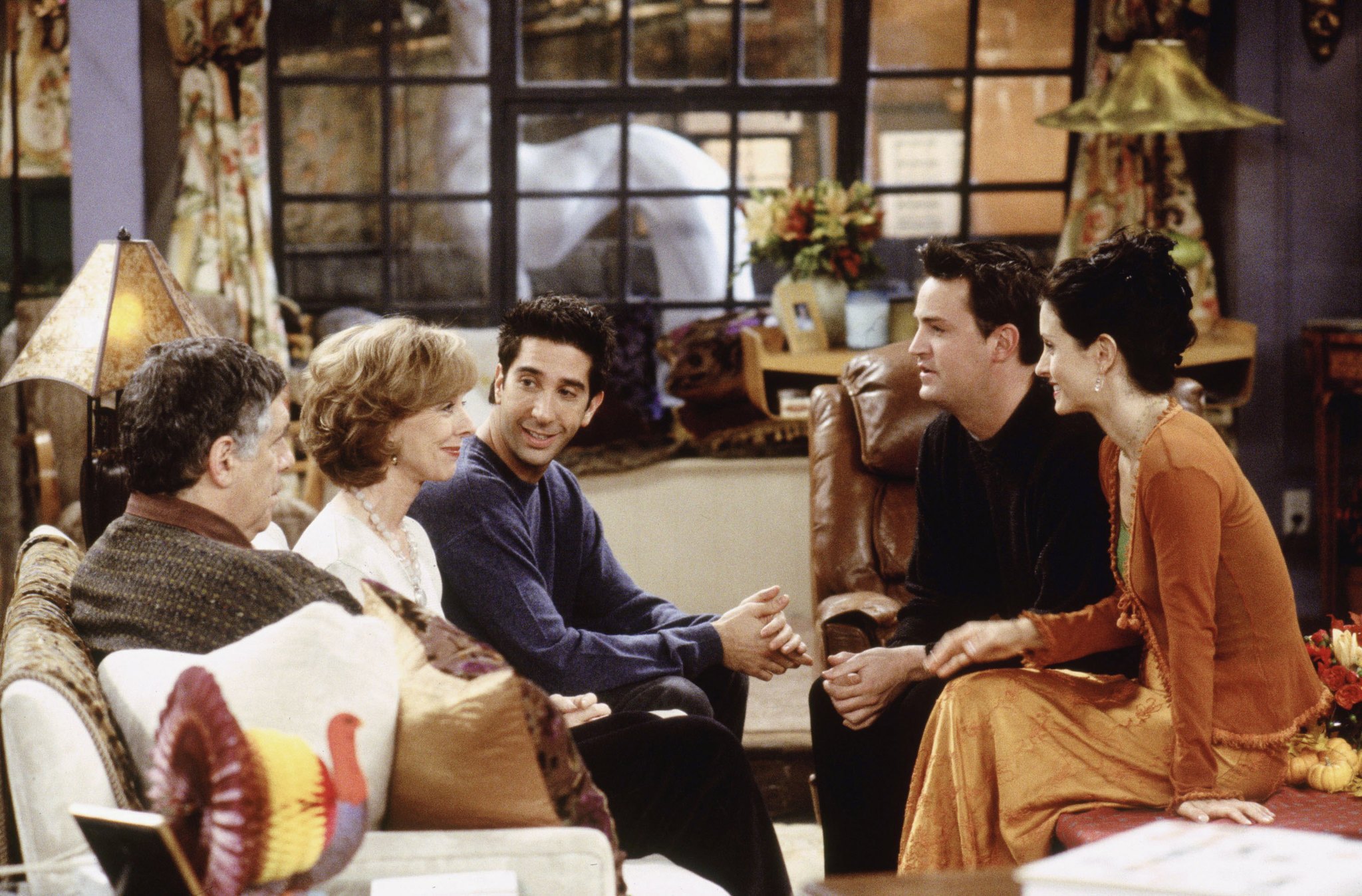 Still of Courteney Cox, Elliott Gould, Matthew Perry, David Schwimmer and Christina Pickles in Draugai (1994)