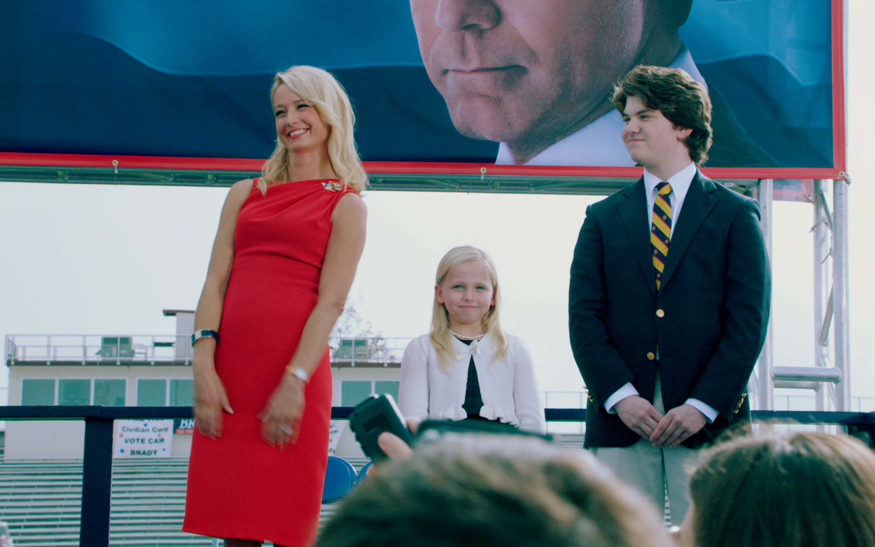 Still of Katherine LaNasa, Jessica Brady, Randall Cunningham and Madison Wolfe in Balsuok uz mane (2012)