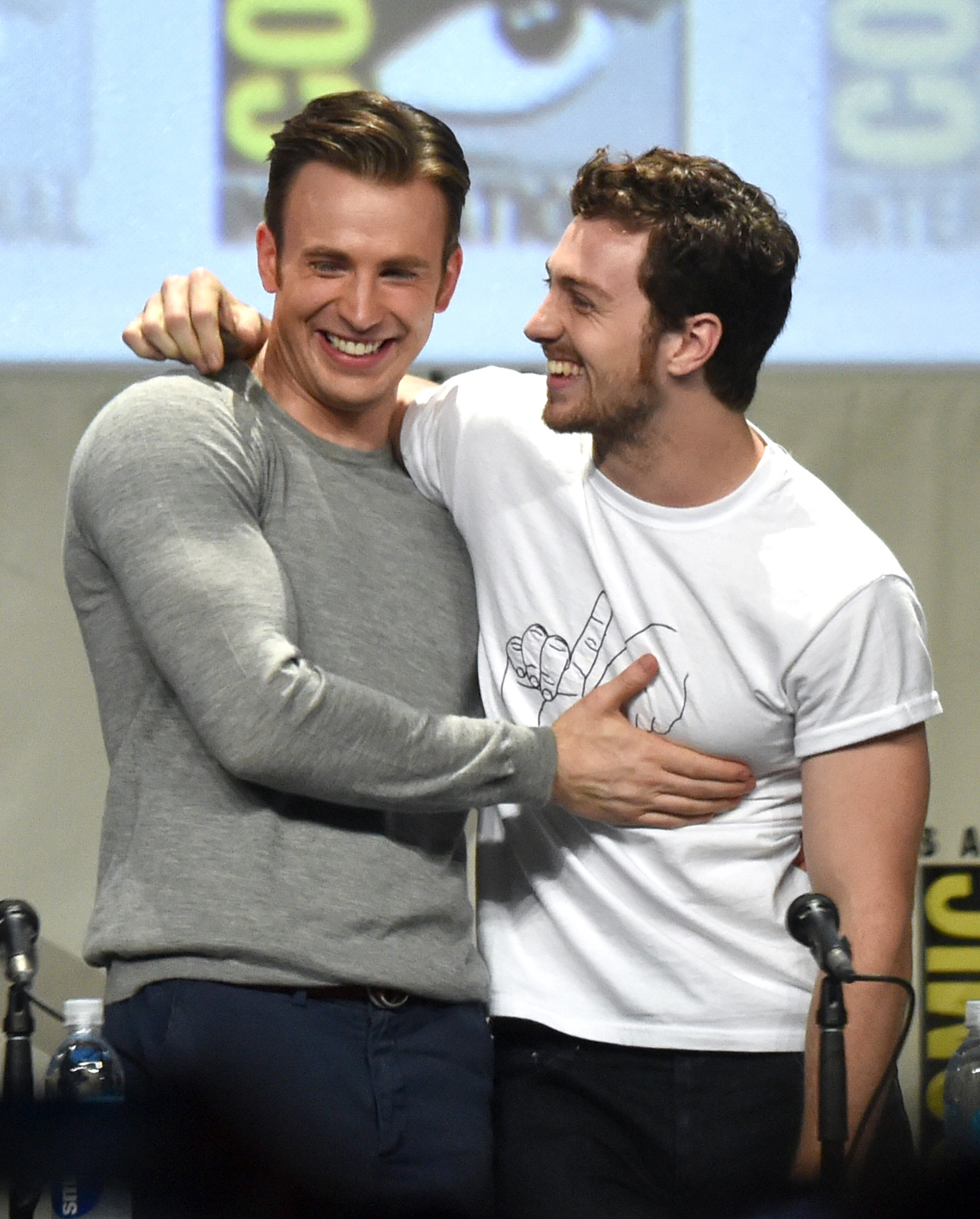 Chris Evans and Aaron Taylor-Johnson at event of Kersytojai 2 (2015)