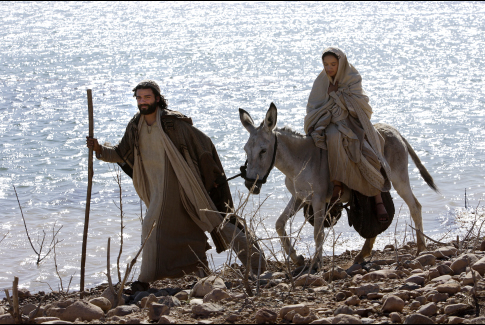 Still of Keisha Castle-Hughes and Oscar Isaac in The Nativity Story (2006)