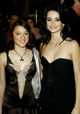 Penélope Cruz and Keisha Castle-Hughes at event of The Last Samurai (2003)