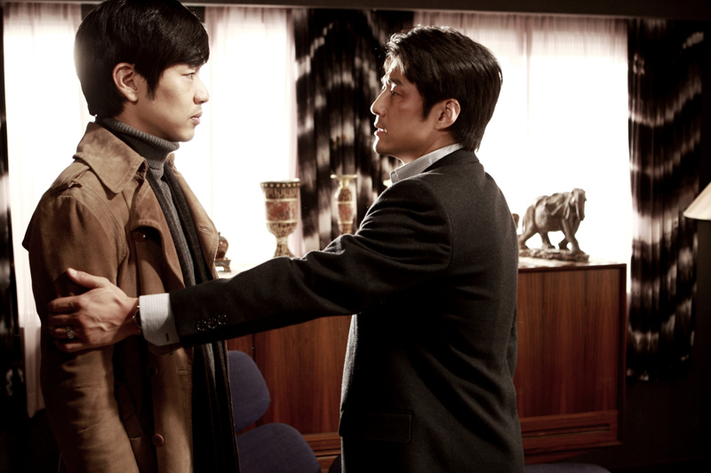 Still of Jin-hee Ji and Jong-hyeok Lee in Pyeong-haeng-i-ron (2010)