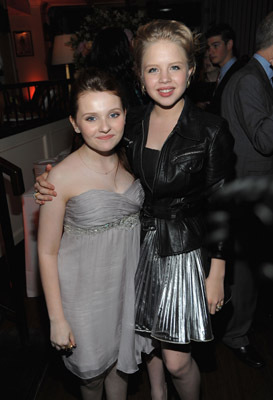 Sofia Vassilieva and Abigail Breslin at event of My Sister's Keeper (2009)