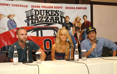 Seann William Scott, Jessica Simpson and Johnny Knoxville at event of The Dukes of Hazzard (2005)